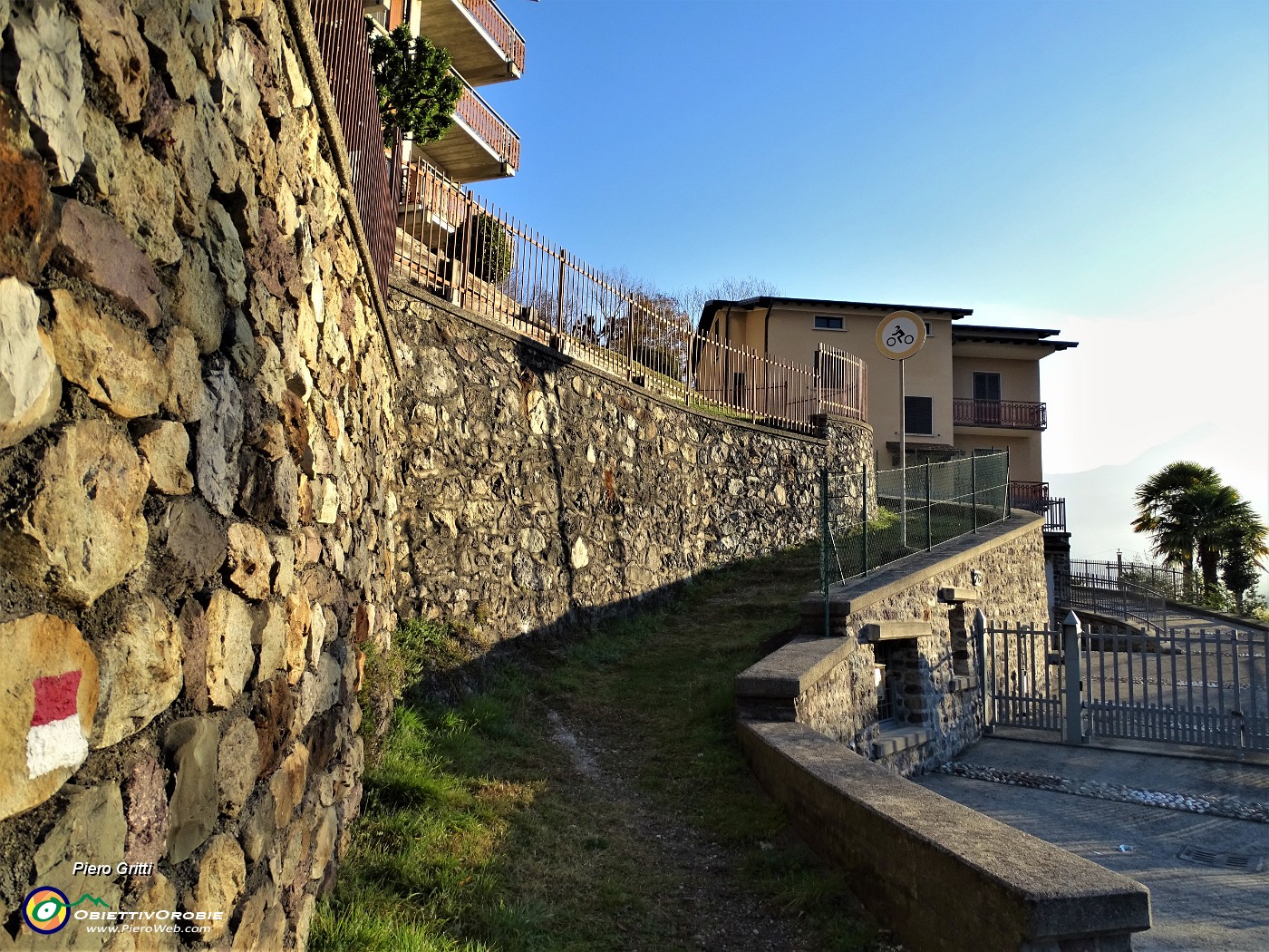 13 Attraversata la strada, continuo sul percorso 505 segnalato da bolli bianco-rossi.JPG